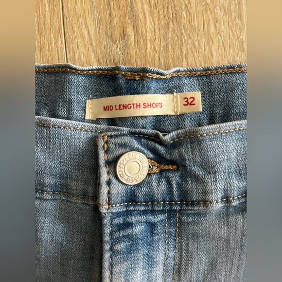 NWT Levi’s Women’s Mid Length Shorts Polar Seas Light Wash - Size 32 - Picture 4 of 7